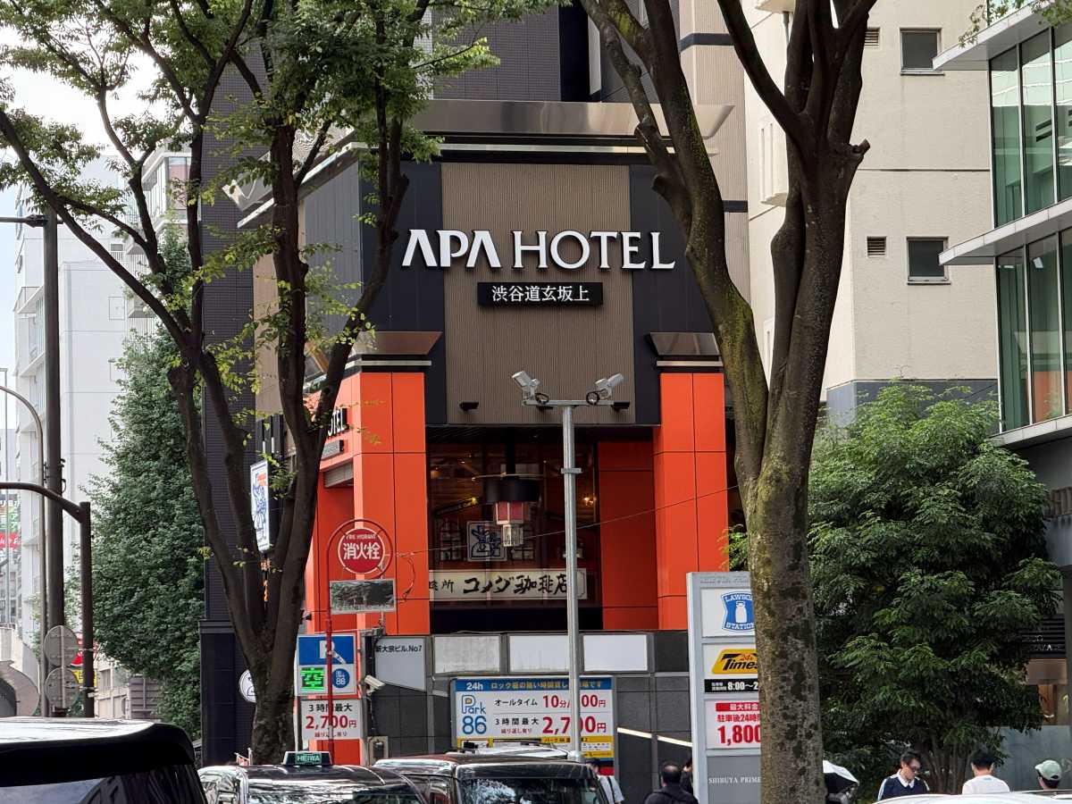 ホテルや店舗の入口にある手荷物預かり案内と受付カウンター