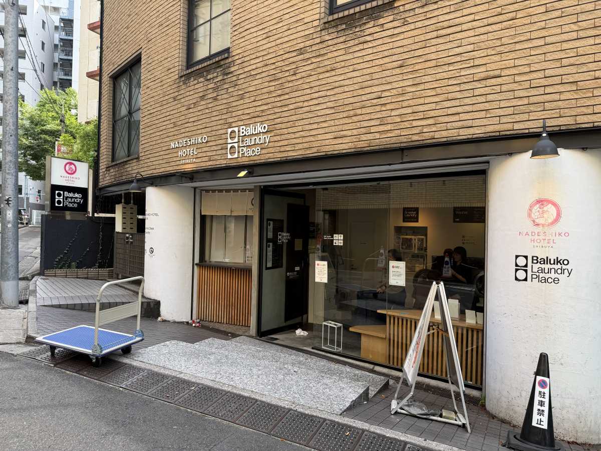 女性専用ホテルの入口と女性専用表示・受付案内