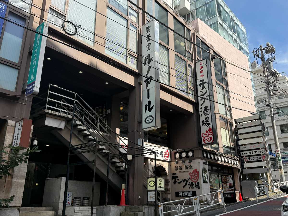 南口側の店舗入口と営業時間・料金・メニュー・席利用案内