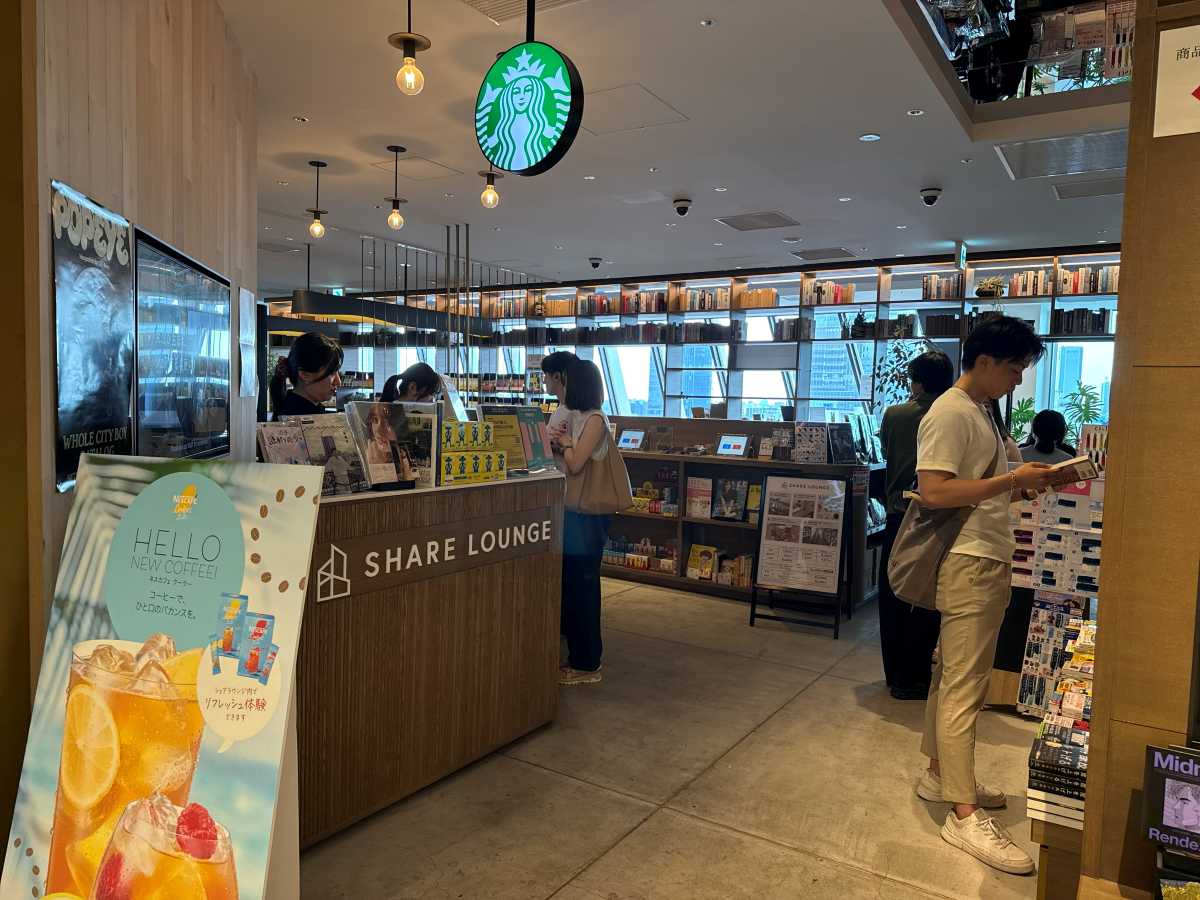 11F受付付近の施設案内と料金・空席案内表示
