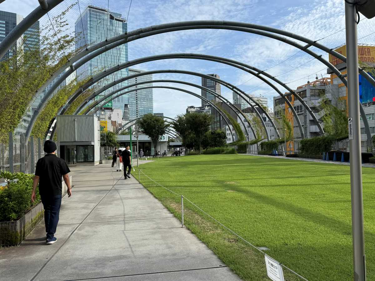 MIYASHITA PARK屋上の芝生ひろばと利用案内表示