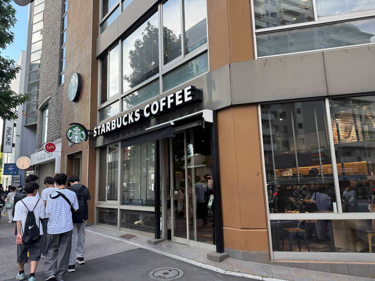 公園通り沿いの店舗入口と営業時間・席利用案内
