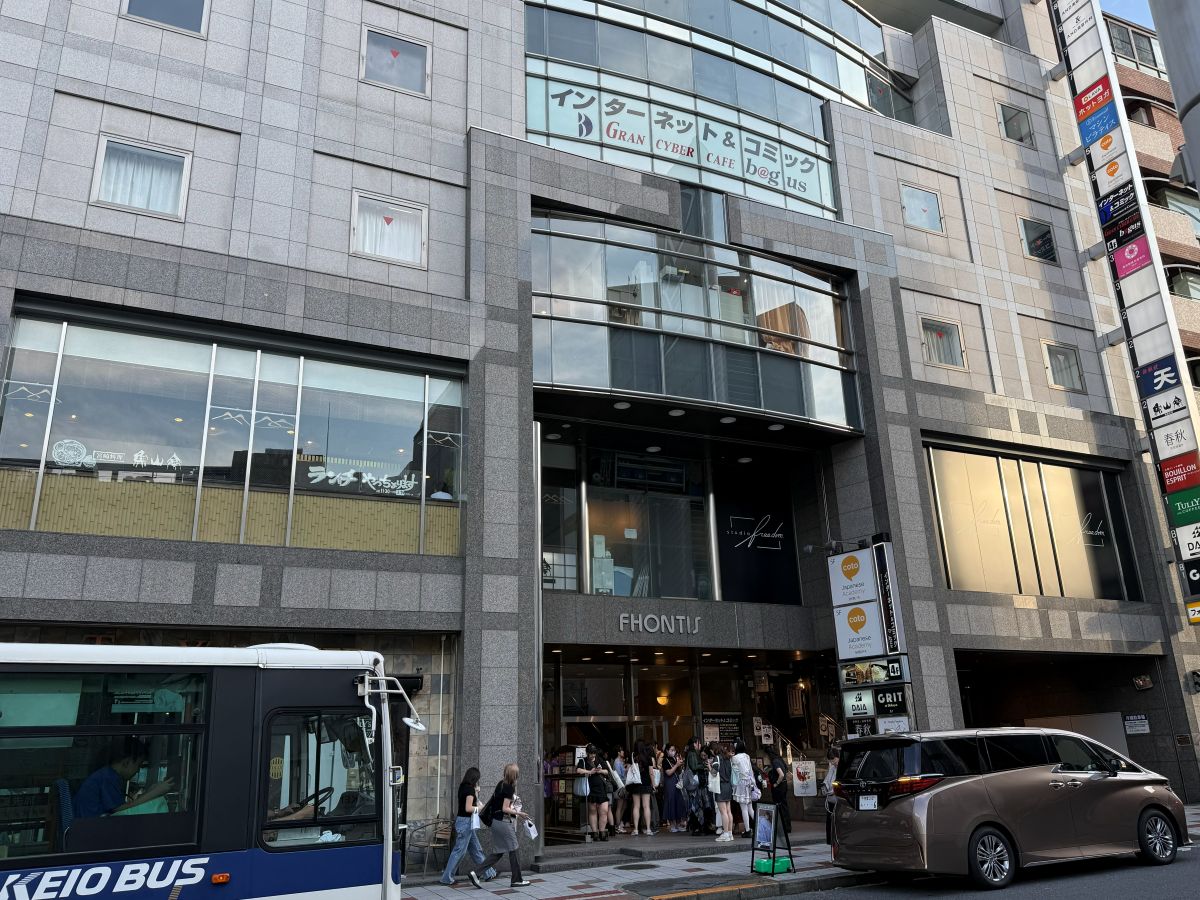 店舗入口の料金案内・受付案内・個室タイプ・空席状況の表示