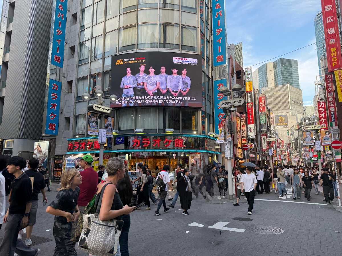 店舗入口の営業時間・料金・受付・部屋タイプ案内