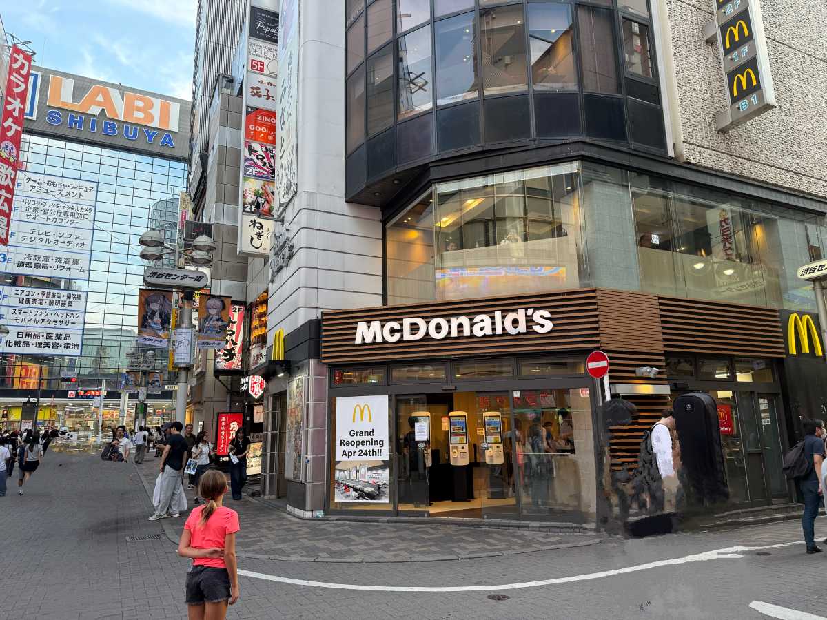 店舗入口の営業時間表示と店内利用案内