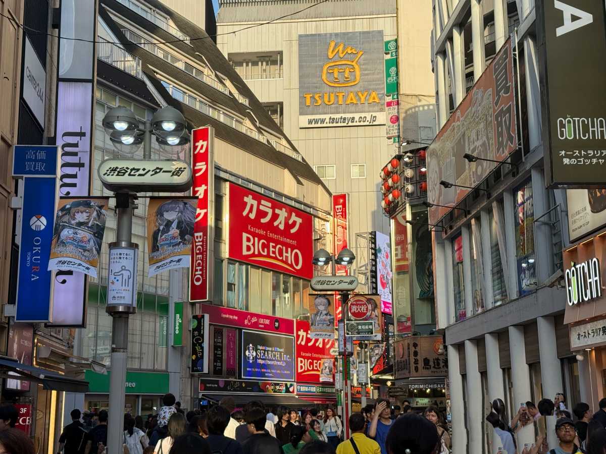 店舗入口の受付案内・料金案内・個室タイプ・空室状況の表示