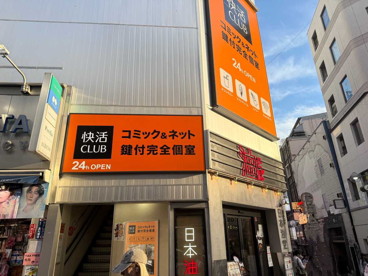 センター街沿いの店舗入口にある料金表・空席表示・フロア案内