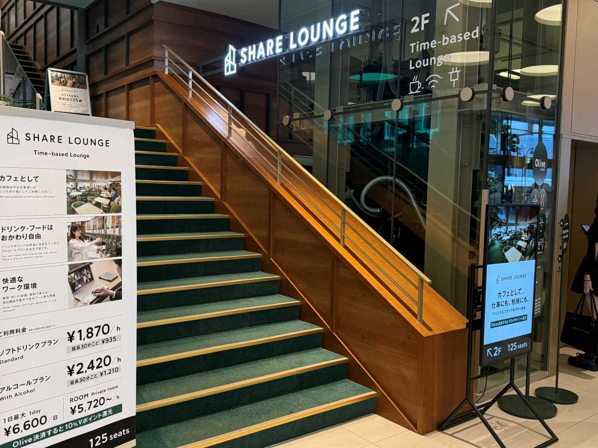 施設入口の料金案内と電源・Wi-Fi・受付状況の表示