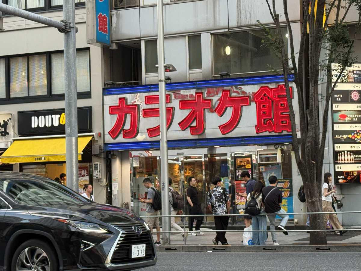 東口側の店舗入口にある料金案内・部屋タイプ・空室状況の表示