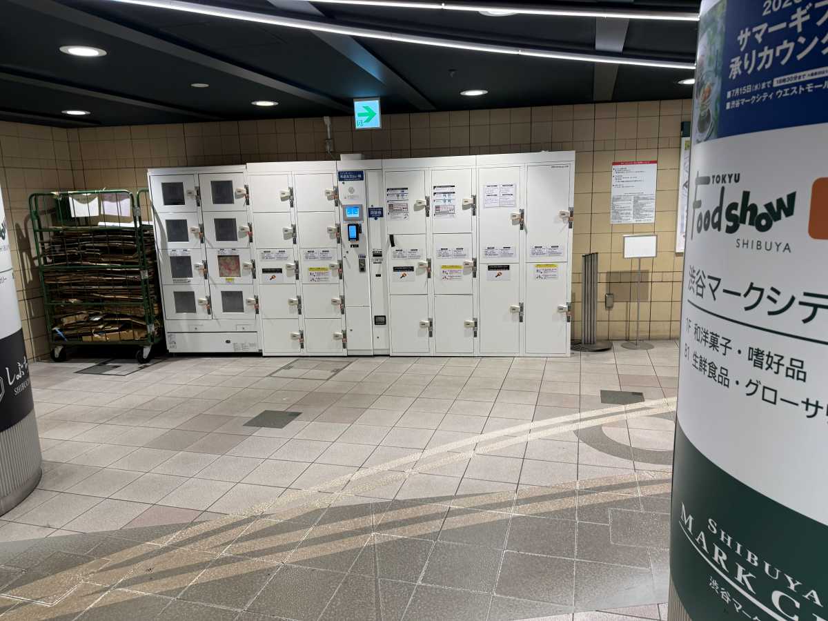 渋谷駅のハチ公口方面・地下通路沿いにあるコインロッカー案内